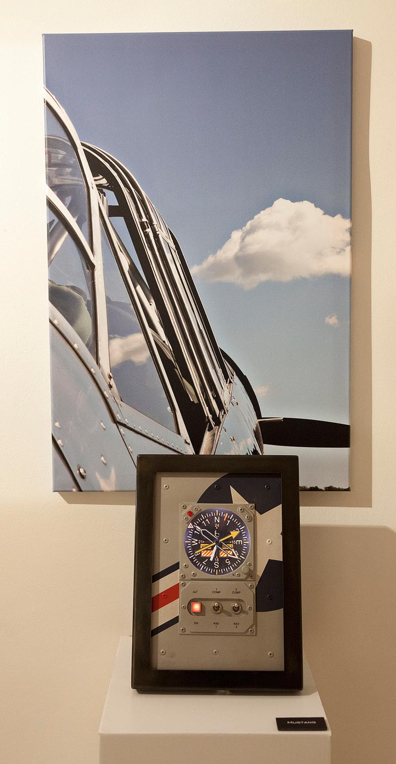  - <b>Mustang</b> - Collection Horloge de Bord <br>Dim. : 33.5 x 24.5 x 4 cm