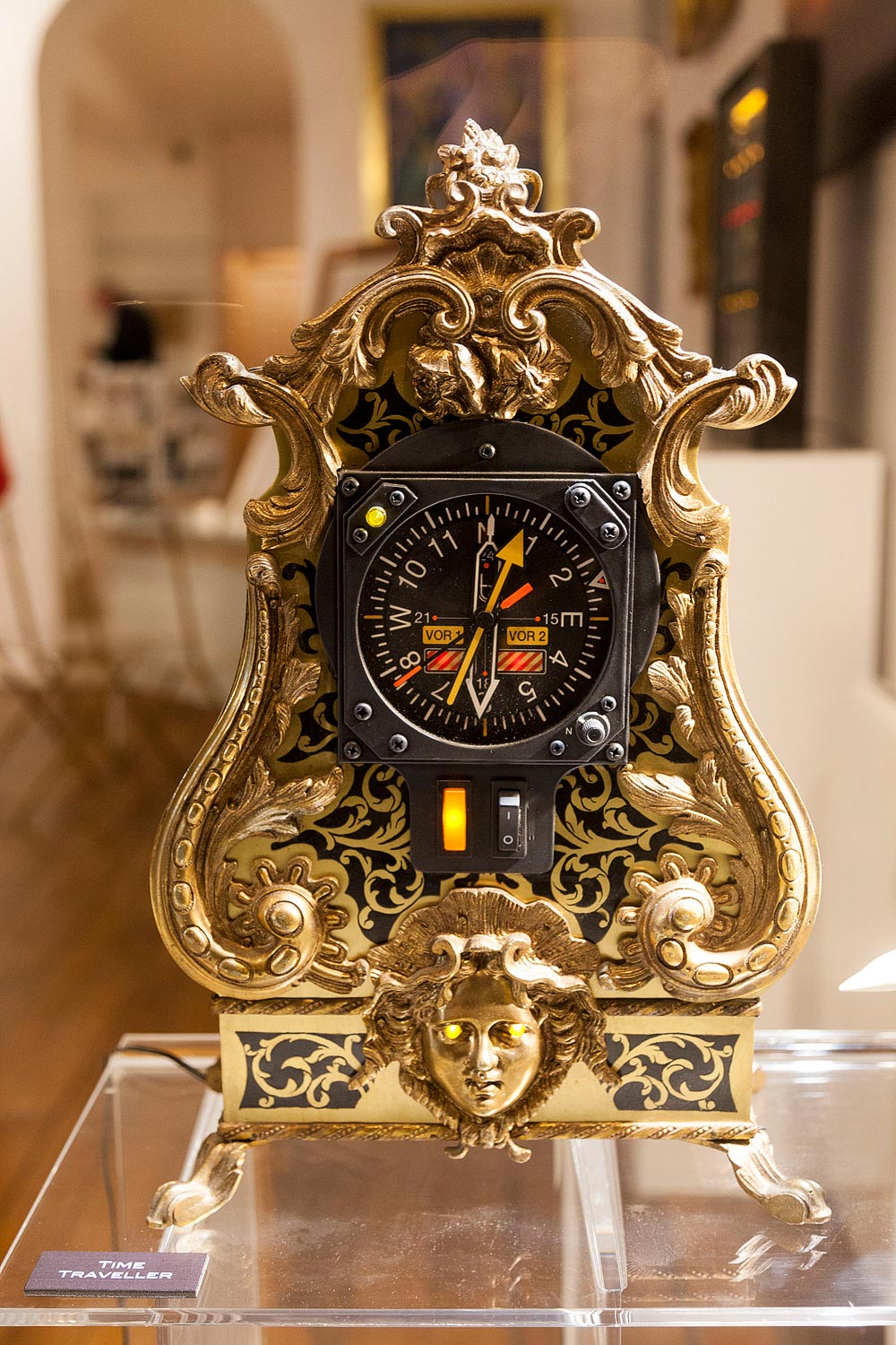  - <b>Time Traveller</b> - Collection Hors du Temps <br>Dim. :43.5 x 27.5 x 11 cm